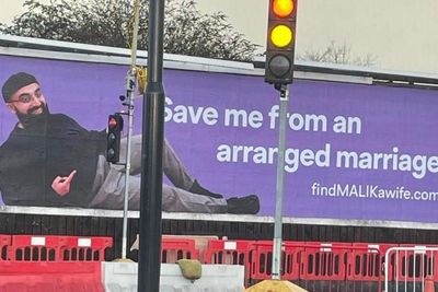 Tak Ingin Berakhir Dijodohkan, Pria Ini Berusaha Cari Istri Lewat Billboard
