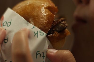 Dimarinasi 6 Hari Terus Diasap 20 Jam, Kok Malah Enak! Burger Apa Ini?