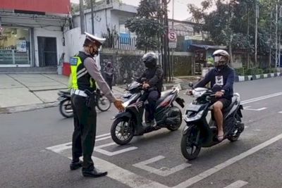 Jangan Sepele, Ini Alasan Kendaraan Harus Jaga Jarak saat Berhenti di Lampu Merah