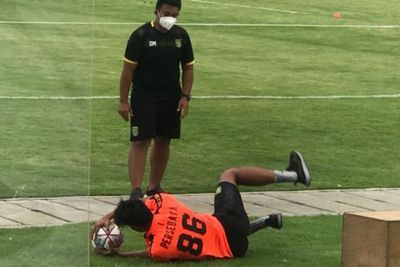 Koko Ari, Latihan Jalan Terus Meski Kondisinya Belum Pulih dari Cidera