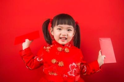 Alasan Mengapa Angpau hanya Boleh Diberikan oleh Orang yang Sudah Menikah