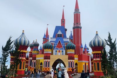 Keren! Istana dan Taman Bunga di Kebun Teh Ini Ternyata Milik Dewi Perssik