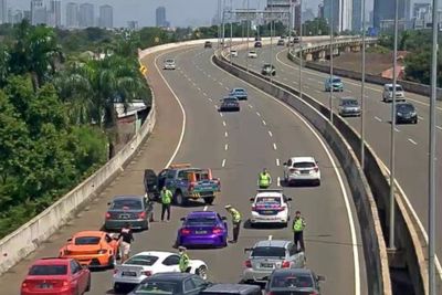 Iringan Mobil Mewah Bikin Macet Buat Dokumentasi di Tol Andara, Polisi Tilang Berjemaah