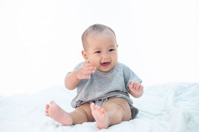 Amankah Oleskan Sunscreen pada Kulit Bayi?