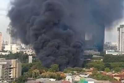 Asap Hitam Membubung Tinggi Akibat Kebakaran di Meruya Jakarta Barat