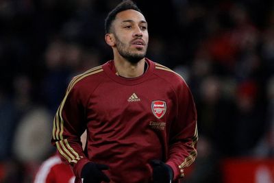 Adebayor Kecam Sikap Arsenal Terhadap Aubameyang
