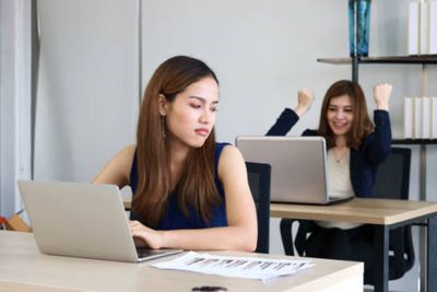 Tak Perlu Banyak Tindakan, Begini Cara Elegan Menghadapi Rekan Kerja yang Suka Iri