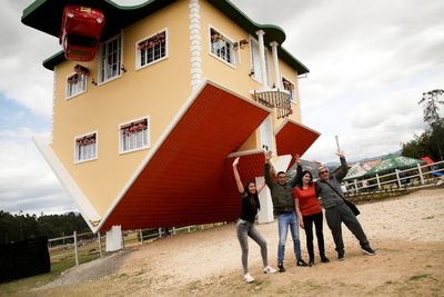 Melihat Rumah Terbalik yang Jadi Tempat Healing , Pembuatnya Dianggap Gila