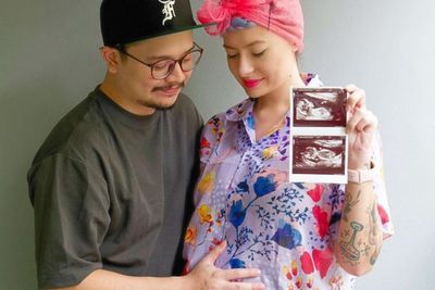 Selamat! Istri Derby Romero Melahirkan Anak Pertama Berjenis Kelamin Perempuan