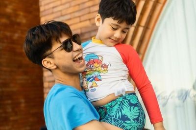 Dimas Ahmad Ditegur Netizen Gegara Gendong Rafathar: ATM-nya Jangan Sampai Lecet