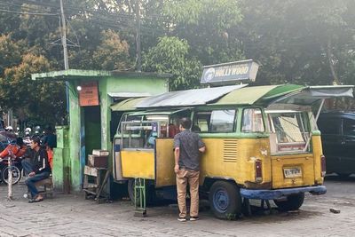 42 Tahun Jualan Pukis Pakai Mobil VW Tua, Ini Foodtruck Pertama di Malang