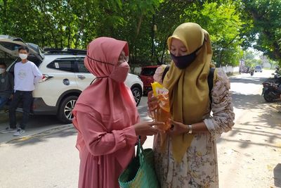 Menang Arisan, Ibu Muda Ini Bagikan Minyak Goreng Seharga Rp23 Juta!