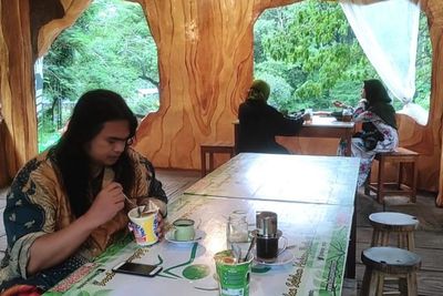 Angkringan Tengah Hutan, di Dalam Pohon Kepala Manusia! Pernah ke Sana?