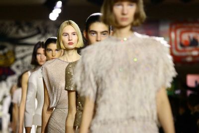 Pertunjukan Haute Couture Dior Musim Ini Terpikat pada Seni India
