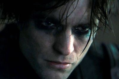 Robert Pattinson Pakai Eyeliner Gaya Emo di The Batman , Sutradara: Beda dan Dramatis!