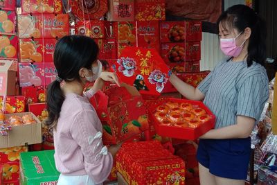 Penjual Jeruk Raup Cuan! Ternyata Ini Makna Jeruk dalam Tradisi Imlek