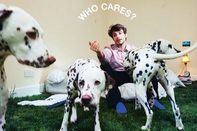 Rex Orange County Umumkan Album Baru WHO CARES? dan Rilis Singel KEEP IT UP