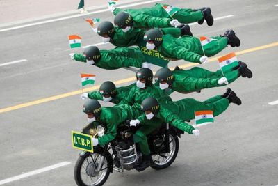 Potret Parade Militer Hari Republik India: 9 Polisi Melayang di Atas Satu Sepeda Motor
