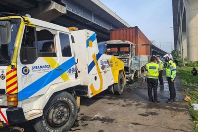 Truk Trailer Terbakar di Tol Bekasi Jadi Tontonan Pengendara