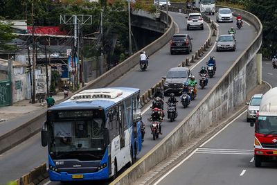 Cerita Lengkap Aksi Sopir Transjakarta Gagalkan Percobaan Bunuh Diri Wanita di Jakbar