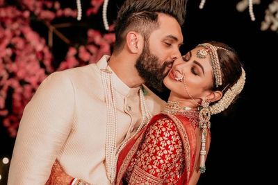 Selamat! Bintang Bollywood Mouni Roy Resmi Menikah dengan Suraj Nambiar