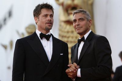 Brad Pitt & George Clooney Rela Memotong Gaji Demi Memasukan Film Barunya ke Bioskop