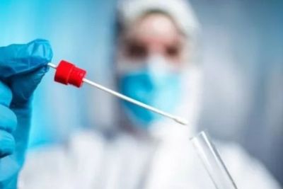 Hirup Udara yang Sama, Alasan Medis Kita Bisa Negatif COVID-19 Saat yang Lain Terinveksi