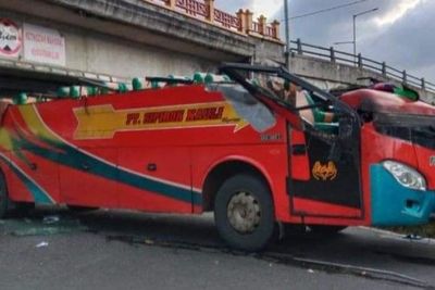 Polisi Buru Sopir Bus yang Tabrak Fly Over di Padang Panjang