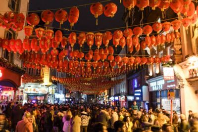 Cerita di Balik Tradisi Menyalakan Lampion dan Kembang Api yang Mewarnai Imlek