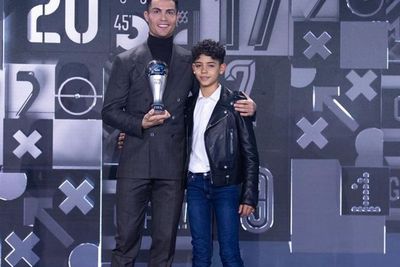 Takut Kecanduan, Cristiano Ronaldo belum Berikan Putra Sulungnya Ponsel