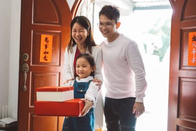 Punya Makna Negatif, 5 Barang Ini Nggak Boleh Dijadikan Hadiah saat Imlek