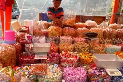 Kawasan Glodok Dipadati Pengunjung Berburu Lampion dan Jajanan Imlek