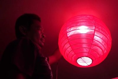 Mantan Kuli Bangunan Banting Setir Jadi Perajin Lampion, Laku Sampai Australia!