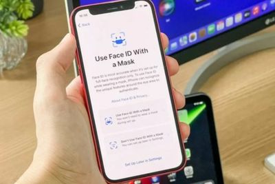 Dear Pengguna iPhone 12 dan 13, Kamu Tetap Bisa Pakai Masker buat Aktifkan Face ID Lho!