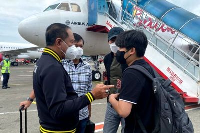 Satu Pesawat dengan Shin Tae-yong, Menpora Bahas Timnas