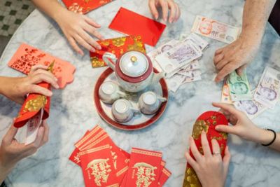 Kisah di Balik Tradisi Bagi-Bagi Angpau saat Imlek, Ternyata dari Jimat Pengusir Setan