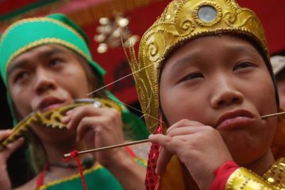 Tusuk Mulut Pakai Besi, Ini Asal Usul Tradisi Tatung Cap Go Meh di Singkawang Kalbar