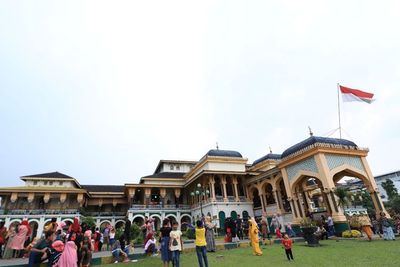 Bayar Rp10 Ribu, Kamu Bisa Lihat Istana Penuh Emas