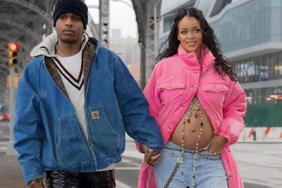 Rihanna Tampil Stylish saat Pamer Baby Bump Hamil Anak Pertama