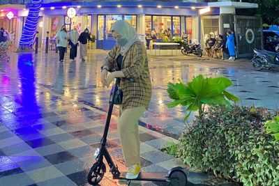 Asik! Modal Rp10 Ribu Arek Suroboyo bisa Keliling Naik Skuter Listrik!