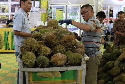 Ingin Berburu Durian Medan? Ke Dua Warung Ini Aja!