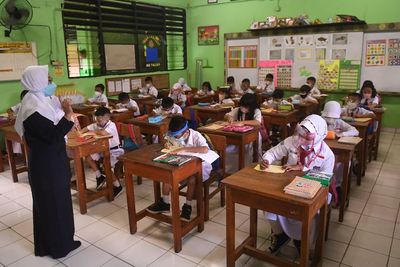 Jokowi Minta PTM Dievaluasi, Anies Sebut Pengetatan Masih Mengacu ke Angka BOR RS Covid-19