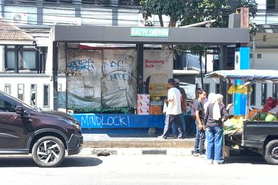 Wajah Cantik Bandung Kian Memudar, Sejumlah Halte Bus Rusak dan Bau Pesing!