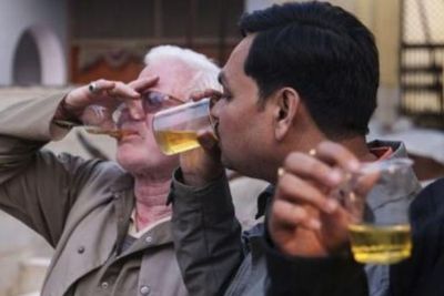 Tenyata Kebiasaan Aneh Ini Bisa Jadi Kecanduan Abnormal, Salah Satunya Minum Air Kencing