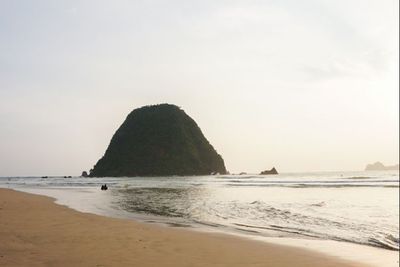 Unik! Ini Makna di Balik Pulau Merah, Pantai Surfing dengan Bukit Mini