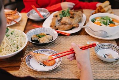 Tergoda Hidangan yang Melimpah saat Imlek, Tips Mencegah Makan Terlalu Banyak