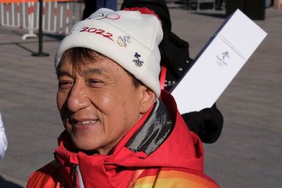 FOTO: Jackie Chan Meriahkan Pawai Obor Olimpiade Beijing 2022