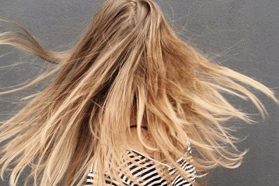 Unik! Karena Faktor Genetik Rambut Wanita Ini Bisa Ganti Warna Setiap Hari