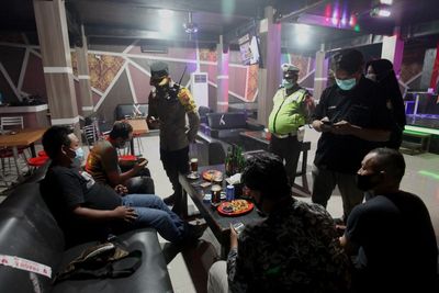 Langgar Jam Operasional, 3 Resto-Bar di Jaksel Disegel Polda Metro Jaya