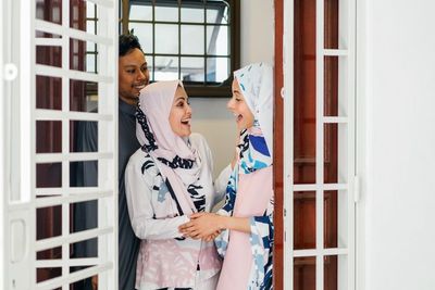 Doa Keluar Rumah dan Artinya beserta Adab dan Keutamaannya